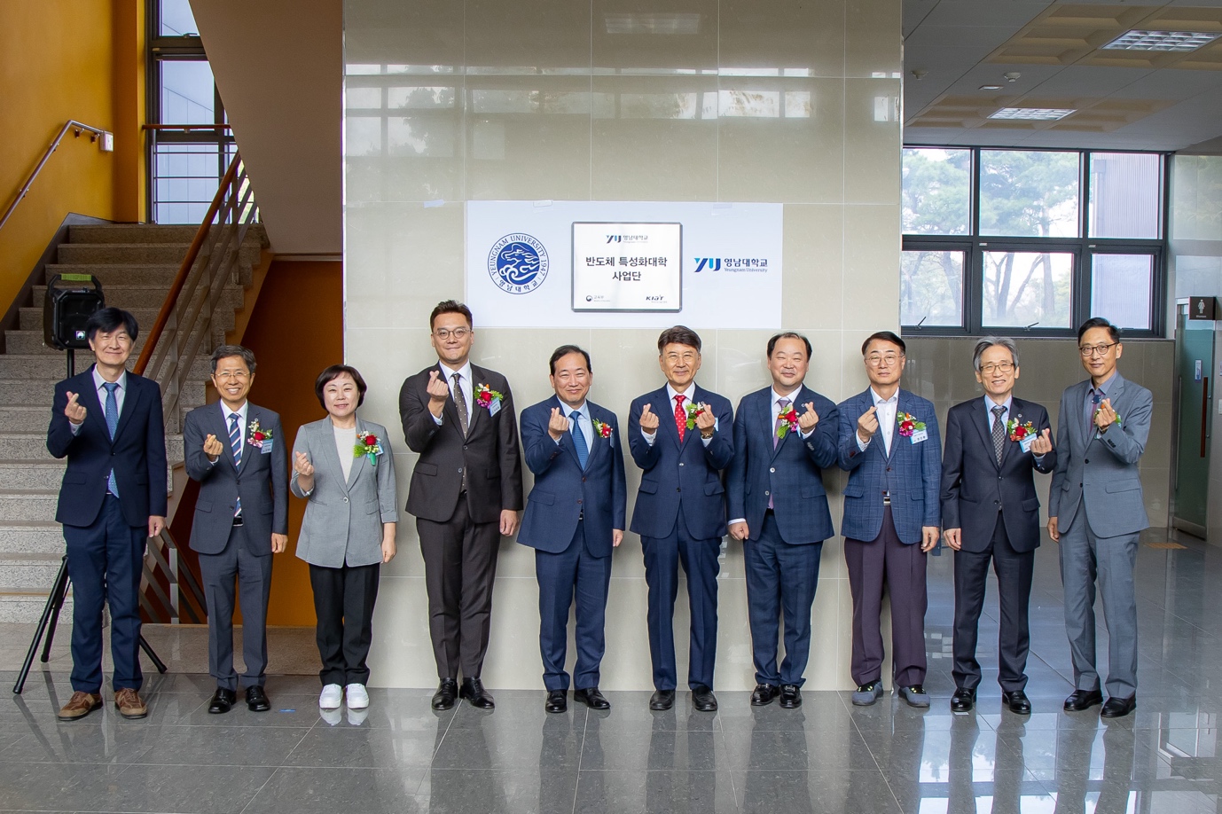 의류, 사람, 신발류, 실내이(가) 표시된 사진

자동 생성된 설명